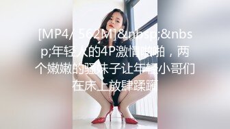 游乐场女厕全景偷拍JK裙美女半蹲着尿展示的鲍鱼很粉嫩